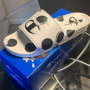 Oreo champion slides size 11. Fits size 10-11